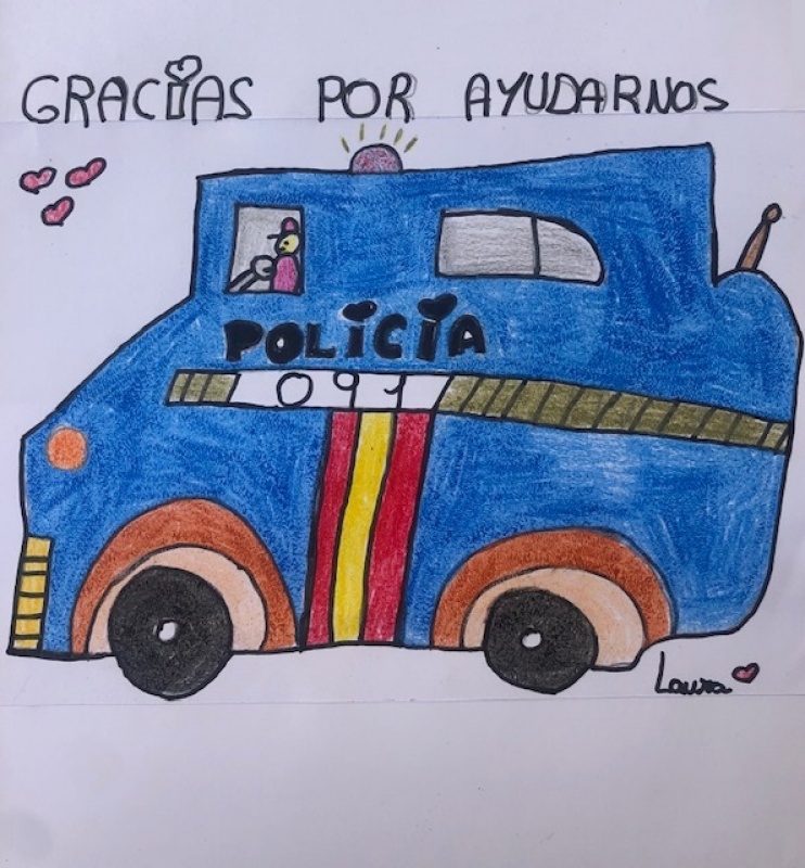 dibujo de una furgoneta de la Policía Nacional acompañada de tres corazones encabezada por la frase gracias por ayudarnos.