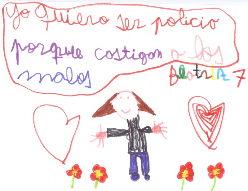 Dibujo de un niños con los brazos abiertos el cual dice, yo quiero ser policía porque castigan a los malos, rodeado de corazones  y flores.