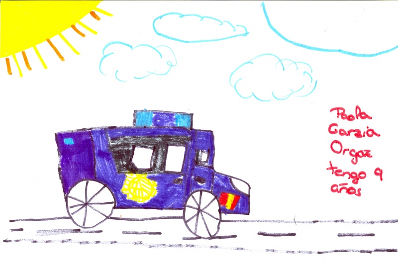Dibujo en un vehículo de la Policía Nacional circulando bajo el sol y las nubes.
