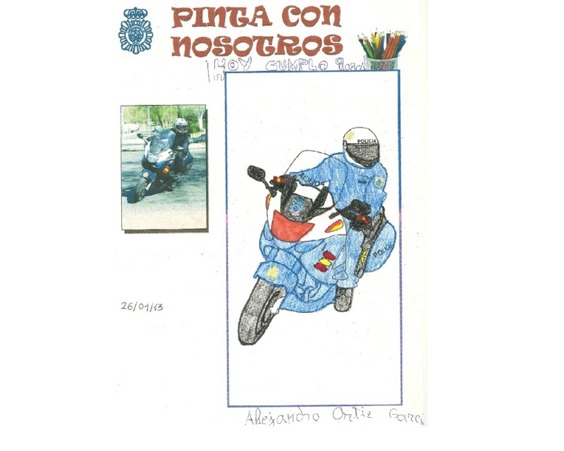 Dibujo coloreado de un Policía Nacional montado en una motocicleta.