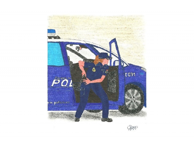 Dibujo en el que se puede ver a una mujer policía haciendo unas practicas de tiro junto a un coche radio patrulla.