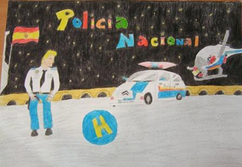 Dibujo en el que se puede ver a un agente de Policía Nacional junto a un helicóptero, un coche radio patrulla y la bandera de España.