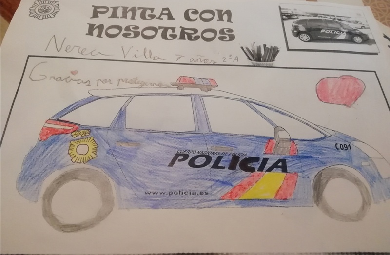 Dibujo coloreado de un coche radio patrulla de la Policía Nacional y la frase escrita Gracias por protegernos