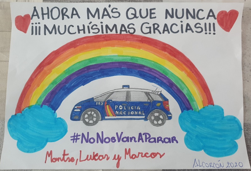 Dibujo de un coche de la Policía Nacional rodeado de un arcoíris encabezado con la frase: Ahora más que nunca muchas gracias