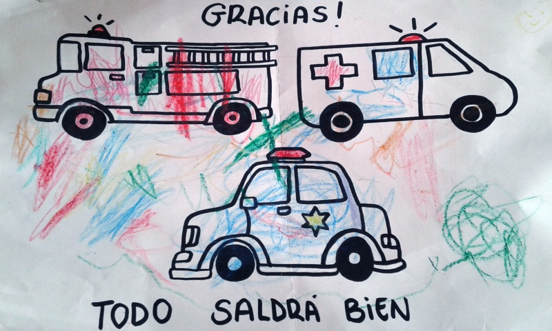 Dibujo en el que se puede ver un camión de bomberos, una ambulancia y un coche de policía pintados junto con la frase, gracias todo saldrá bien.